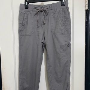 Capri pants with tie waistband